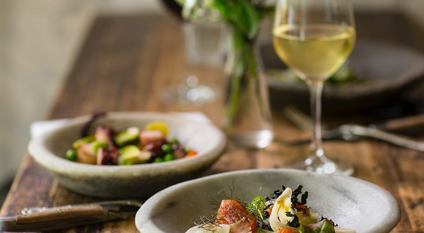 Lachs im Salat verträgt einen kräftigen Chardonnay als Begleiter