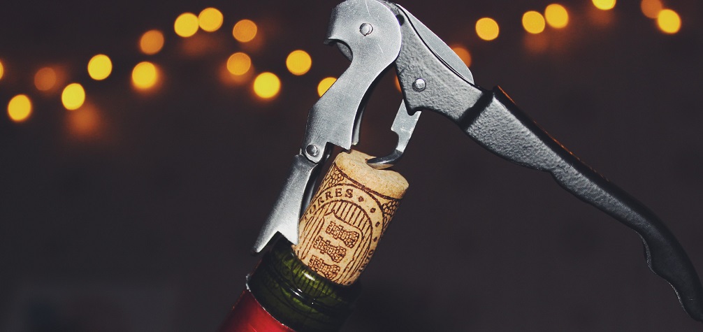 Ein Kellerkorkenzieher ist handlich und hat alles, was du zum Öffnen einer Weinflasche mit Kork-Verschluss brauchst. 