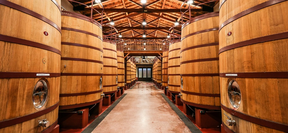 Große Gärbehälter aus Holz im Weinkeller
