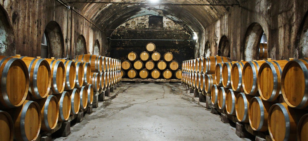 Holzfässer (Barriques) im Weinkeller