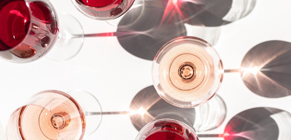 Rosé zum Essen: Die Farbpalette von Roséweinen reicht von fast farblos über lachsrosa bis hin zu kräftigem Pink. 