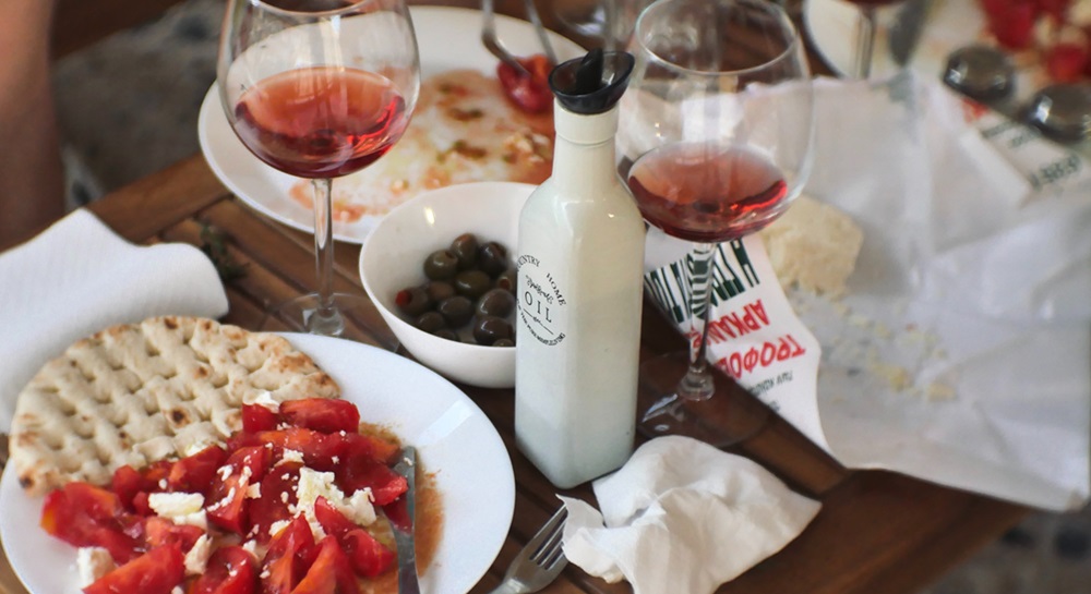 Rosé zum Essen: Vor allem zu Speisen mit Tomaten ist Roséwein eine Bank!