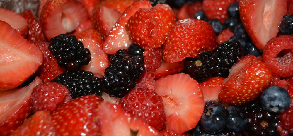 Frische Beeren komplementieren die fruchtigen Aromen in Rosé- und Ruby-Portwein.