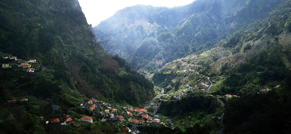 Weinbau auf Madeira: winzige Flächen, schwere Arbeit.