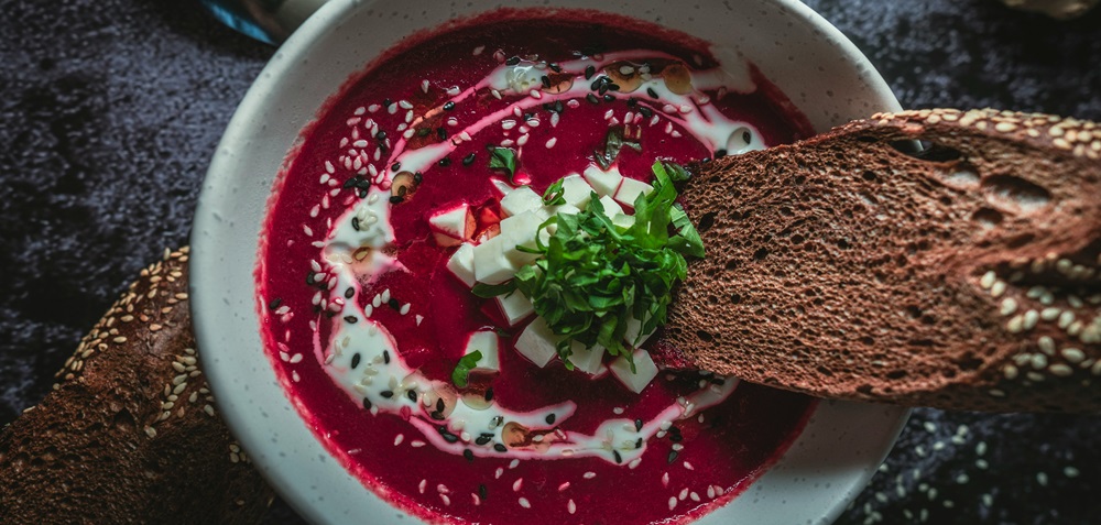 Wein zu Sommersuppen: Herzhaft cremig-würzige Erfrischung: Zur Rote-Bete-Suppe passt auch ein leicht gekühlter Rotwein.
