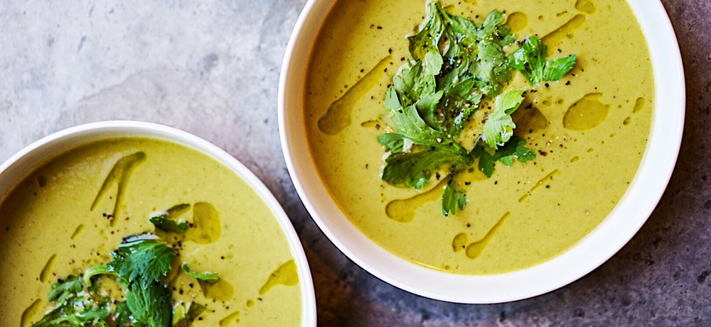 Wein zu Sommersuppen: Avocado Gazpacho und spritzige Weißweine sind ein Traumpaar.