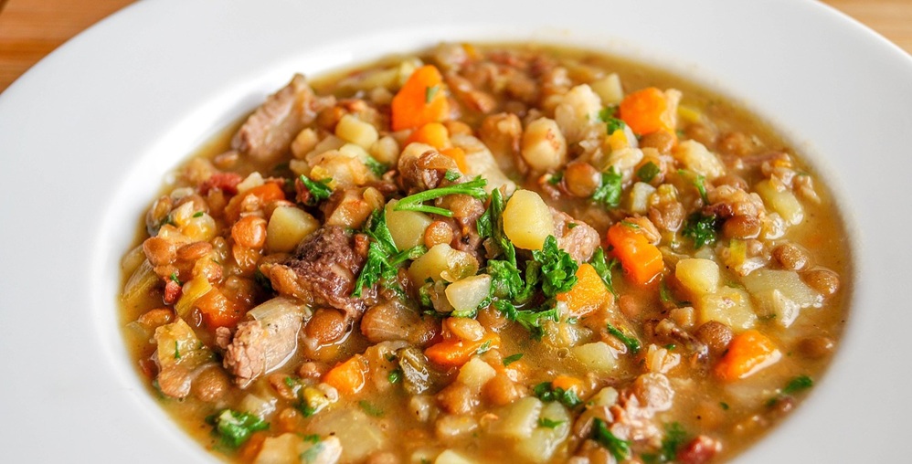 Wein zu Linseneintopf: Der Klassiker verträgt sich gut mit fruchtigen Rotweinen und körperreichen Weißweinen. 