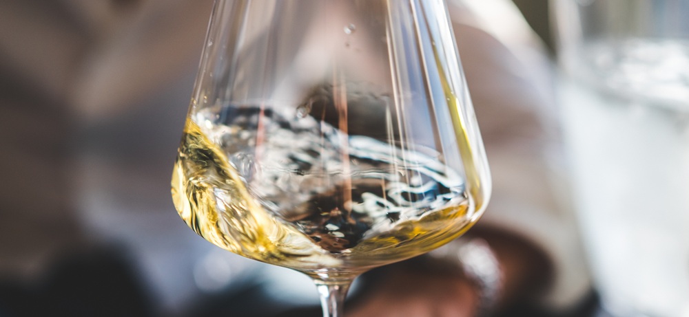 Schwenken, riechen, schmecken: Aromen im Wein sind real, werden aber manchmal übertrieben dargestellt.